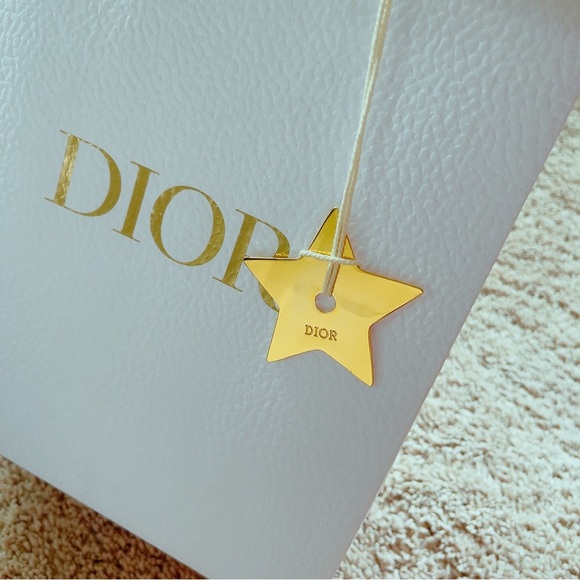 Dior Paper back with dior charm - Picture 1 of 10